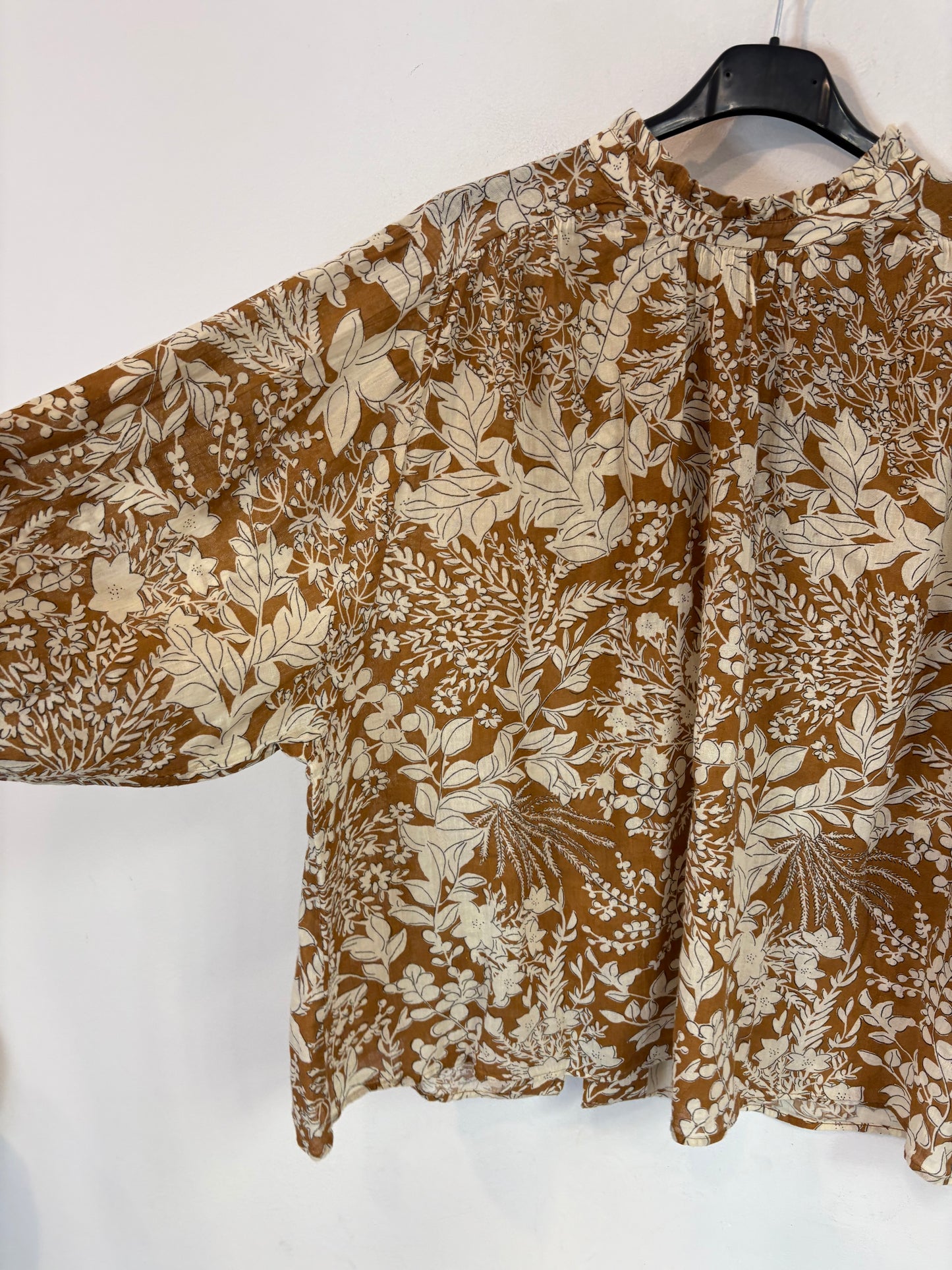 DES PETITS HAUTS. Blusa fluida estampado mostazas