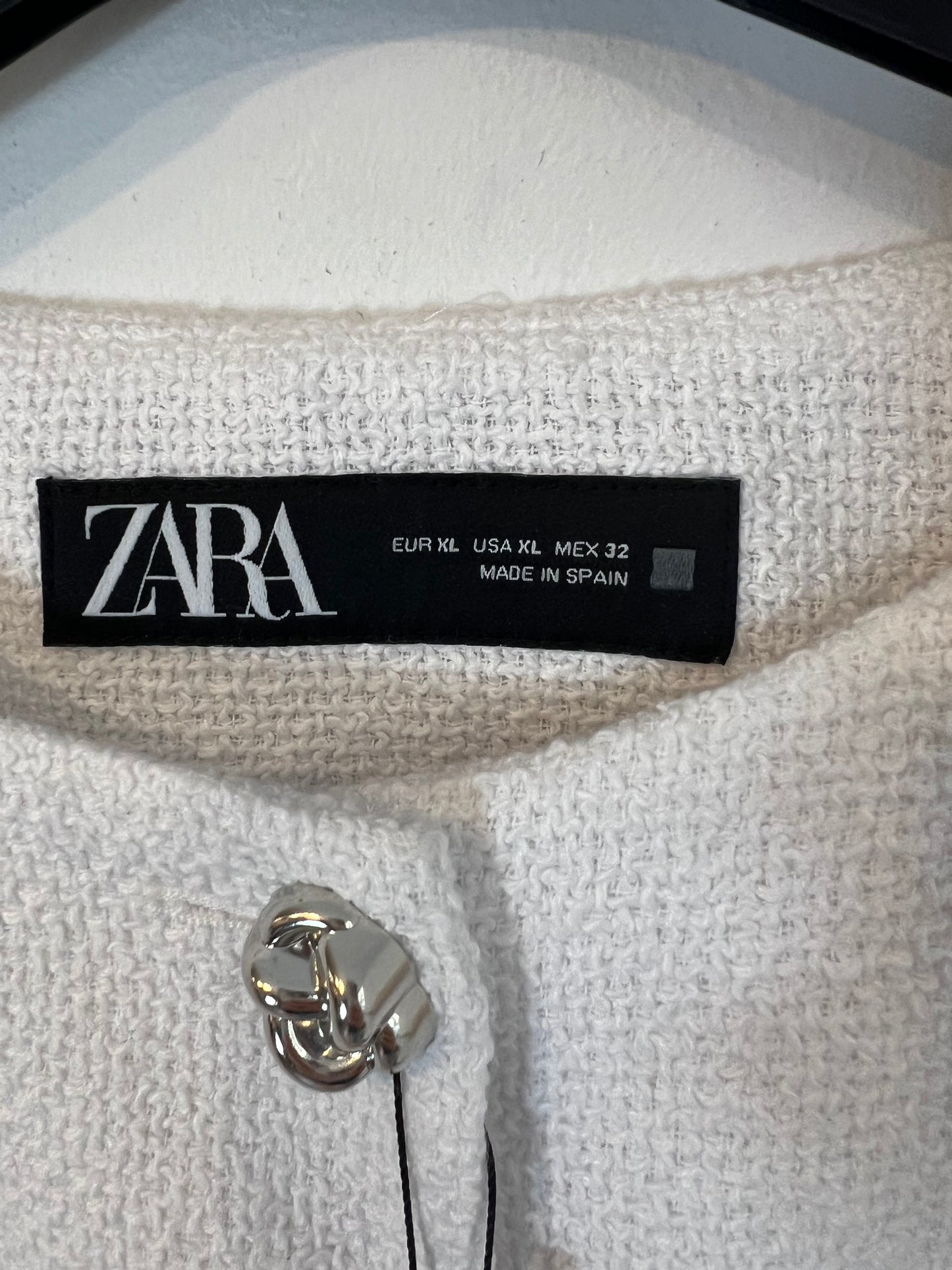 ZARA. Chaqueta blanca textura detalle botones. T XL