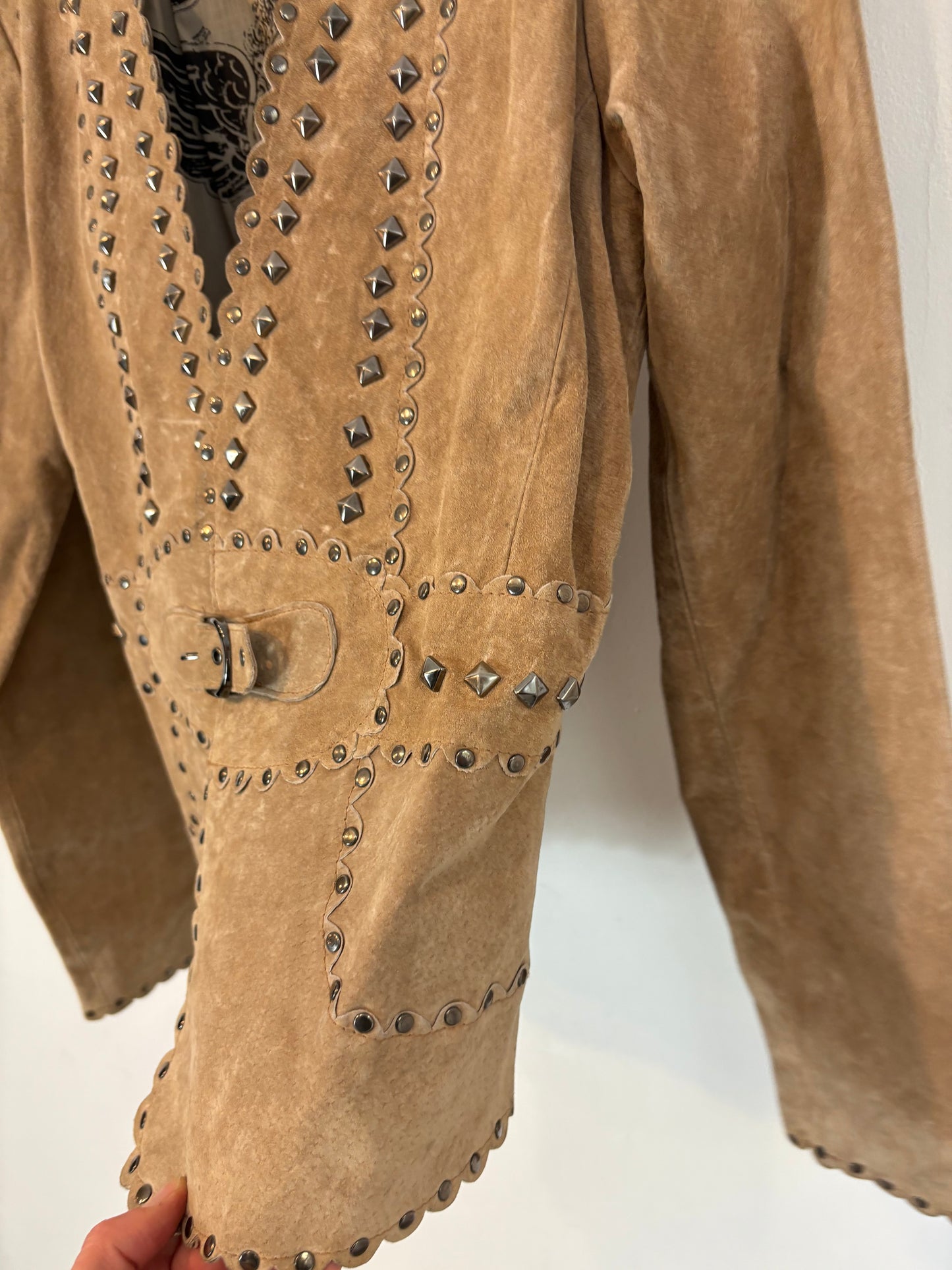 MORGAN. Chaqueta ante beige tachuelas