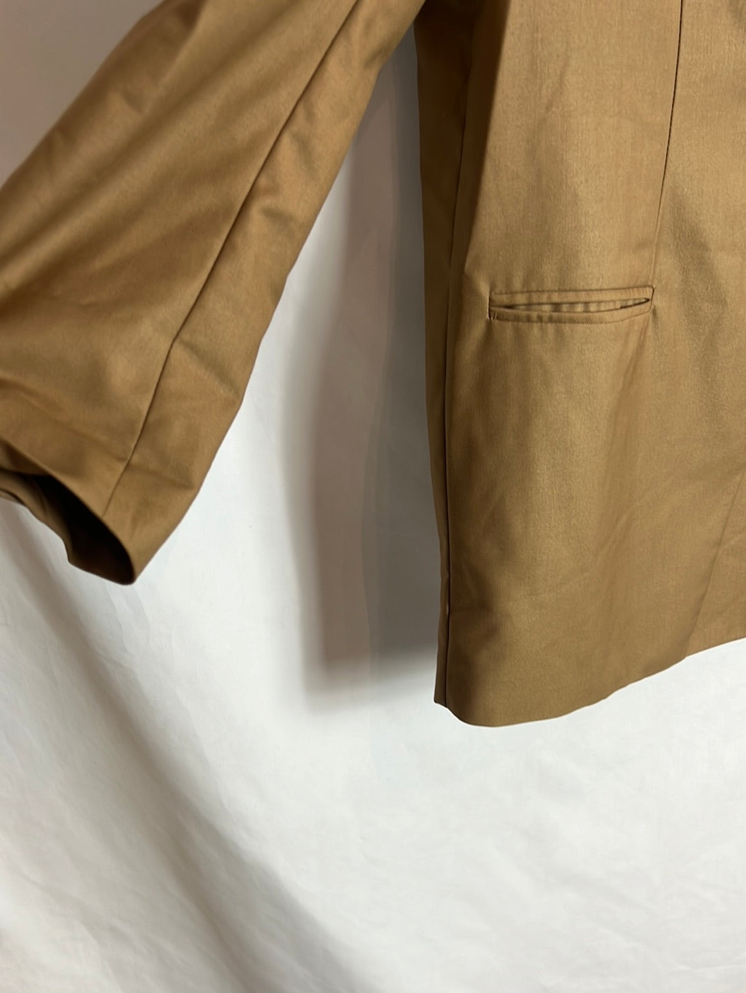 MY PEEPTOES. Camel oversized blazer with button detail on the back. XS-S (Tara)