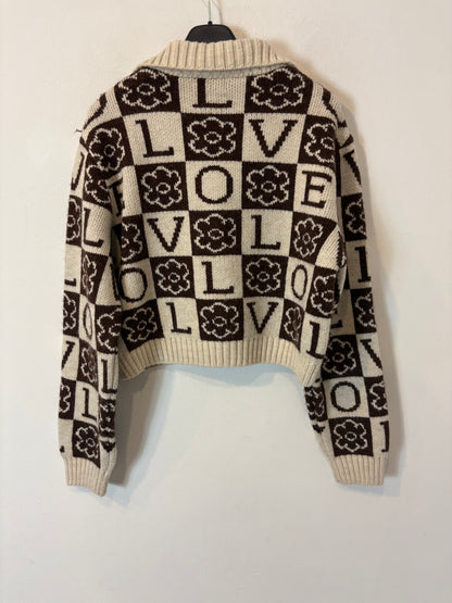 BERSHKA. Chaqueta punto letras