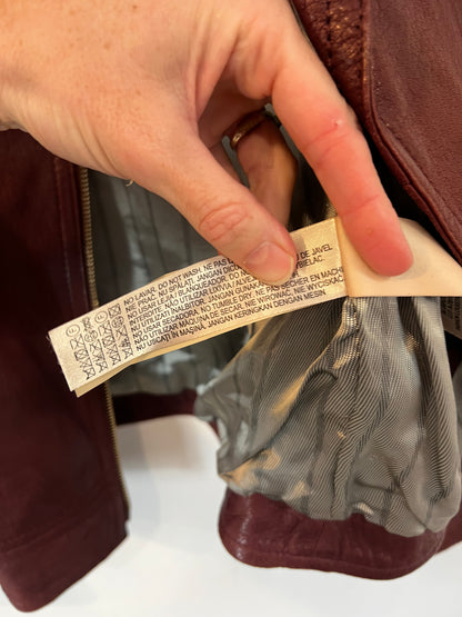 MASSIMO DUTTI. Chaqueta burdeos piel