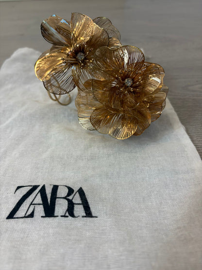 ZARA. Conjunto pulseras doradas flor