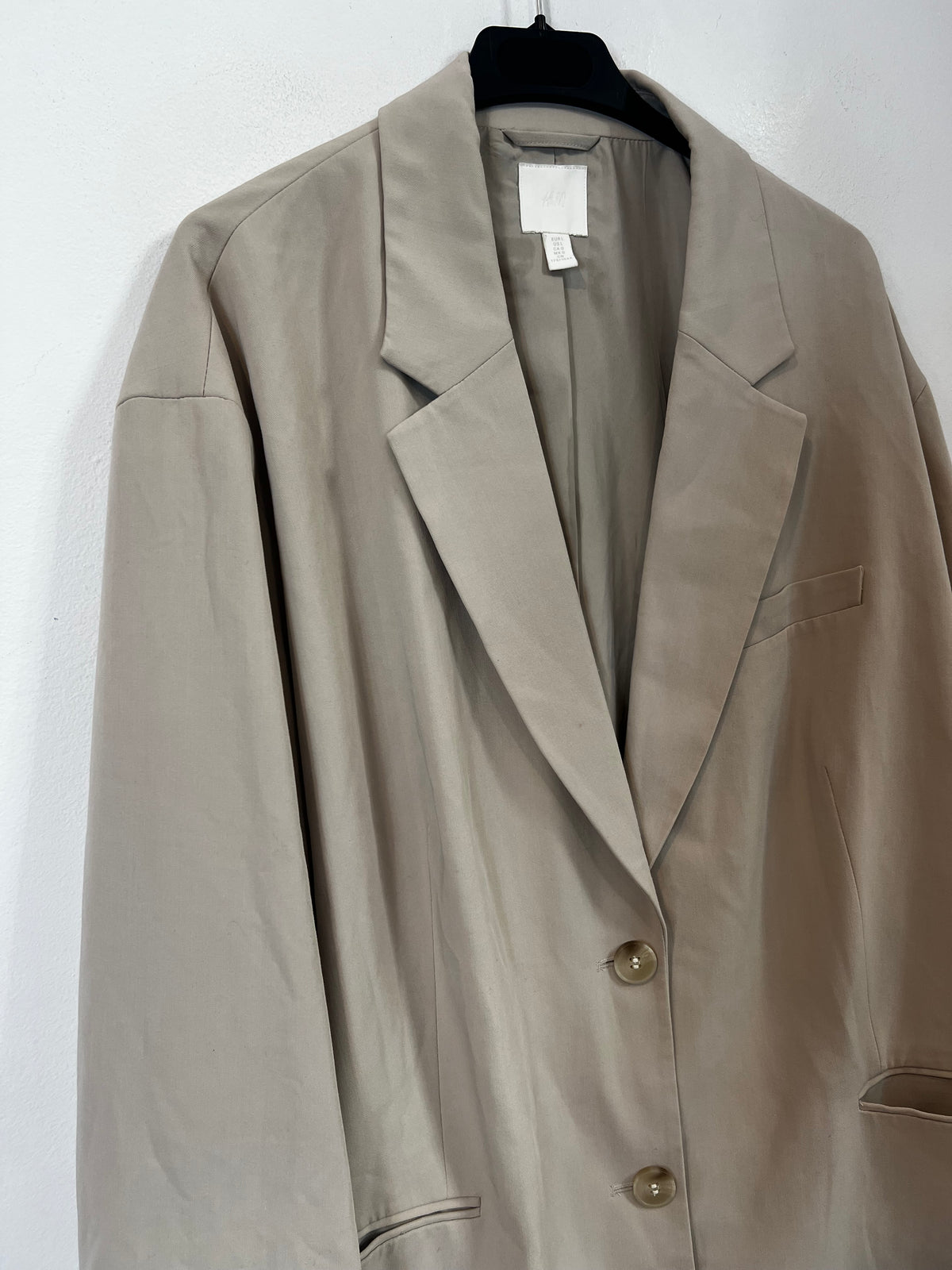 H&M. Chaqueta larga beige fluida