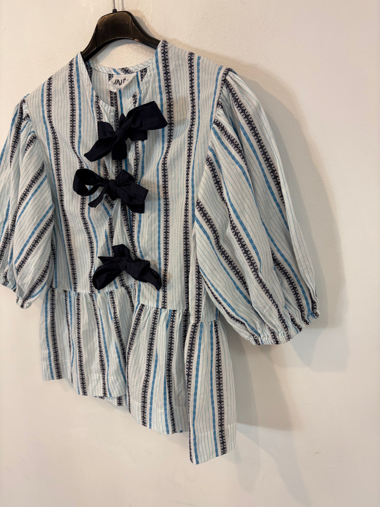 INESCRISTOS. Blusa de rayas detalle lazos