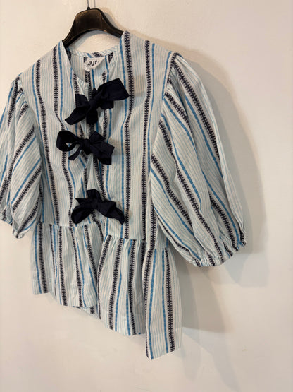 INESCRISTOS. Blusa de rayas detalle lazos