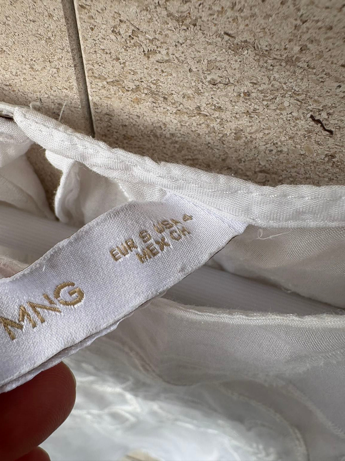 MANGO. Blusa blanca bordados