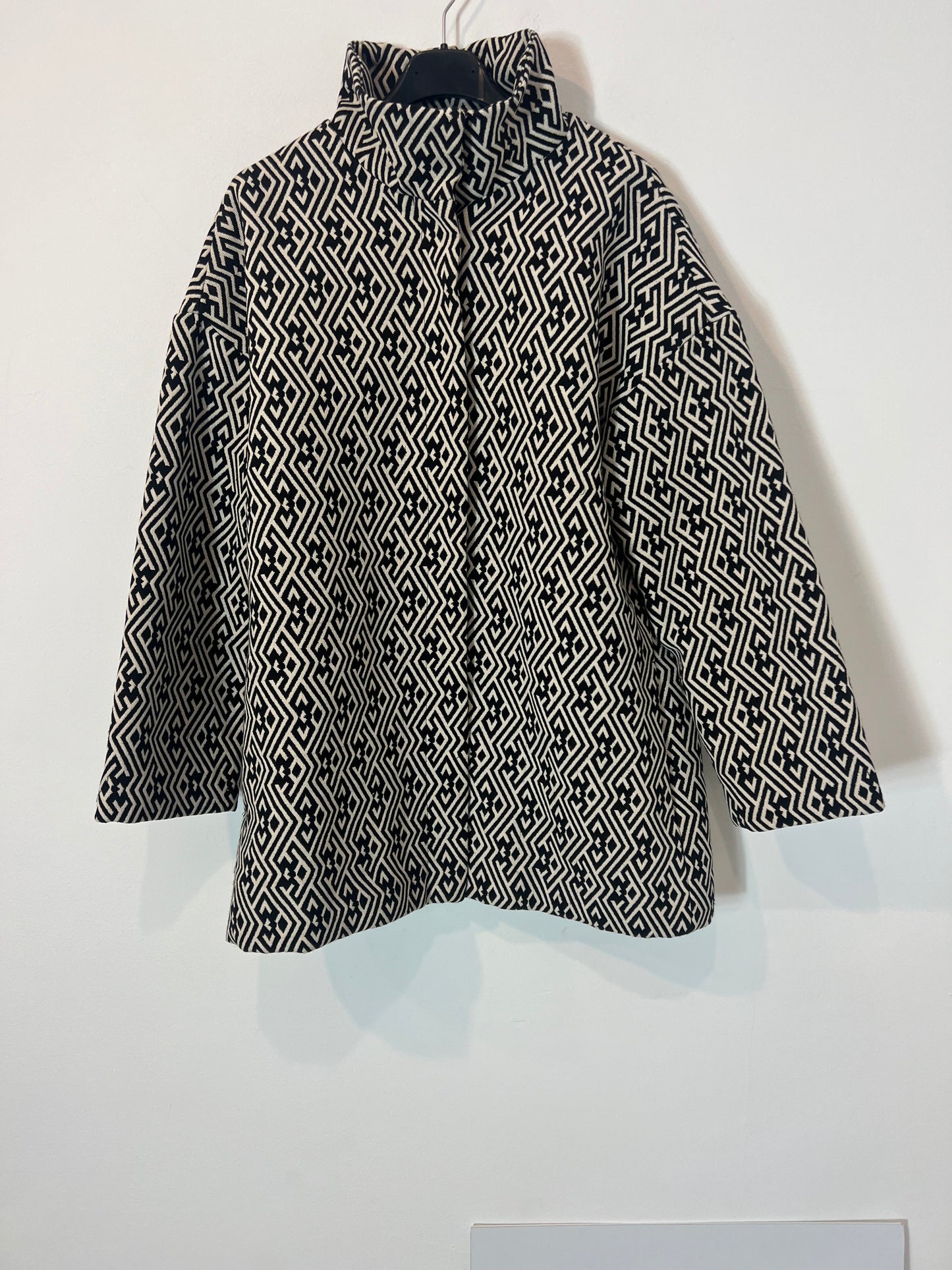 BLANCO. Abrigo beige y negro geométrico T.s