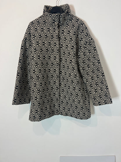 BLANCO. Abrigo beige y negro geométrico T.s