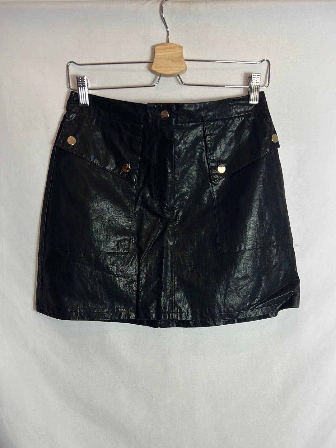 ZARA. Falda corta negra efecto piel. T s