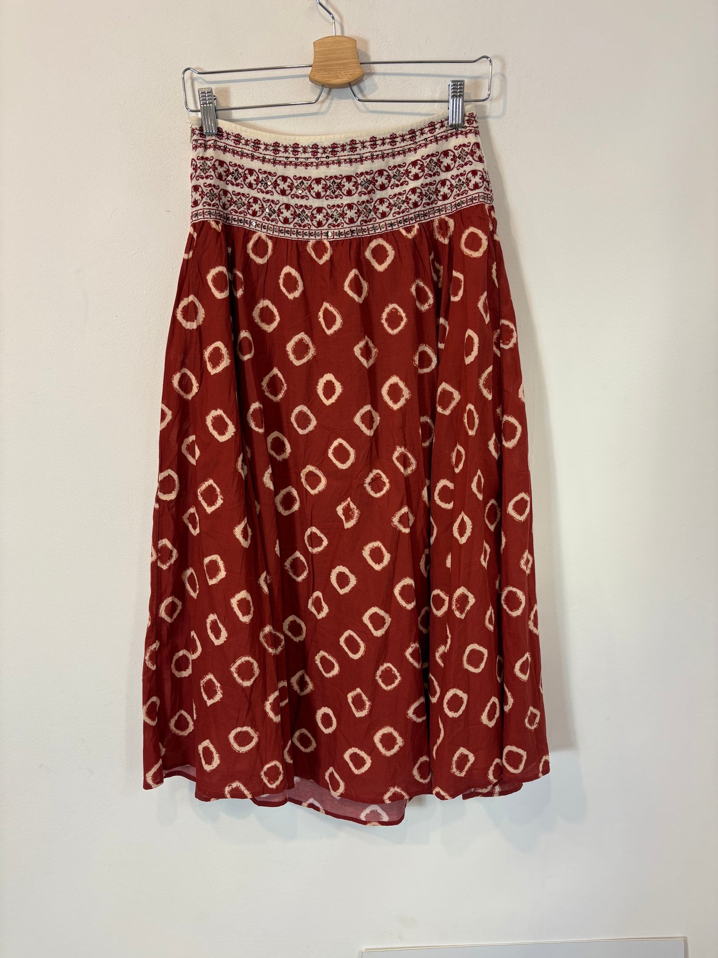 INTROPIA. Conjunto chaleco y falda detalles