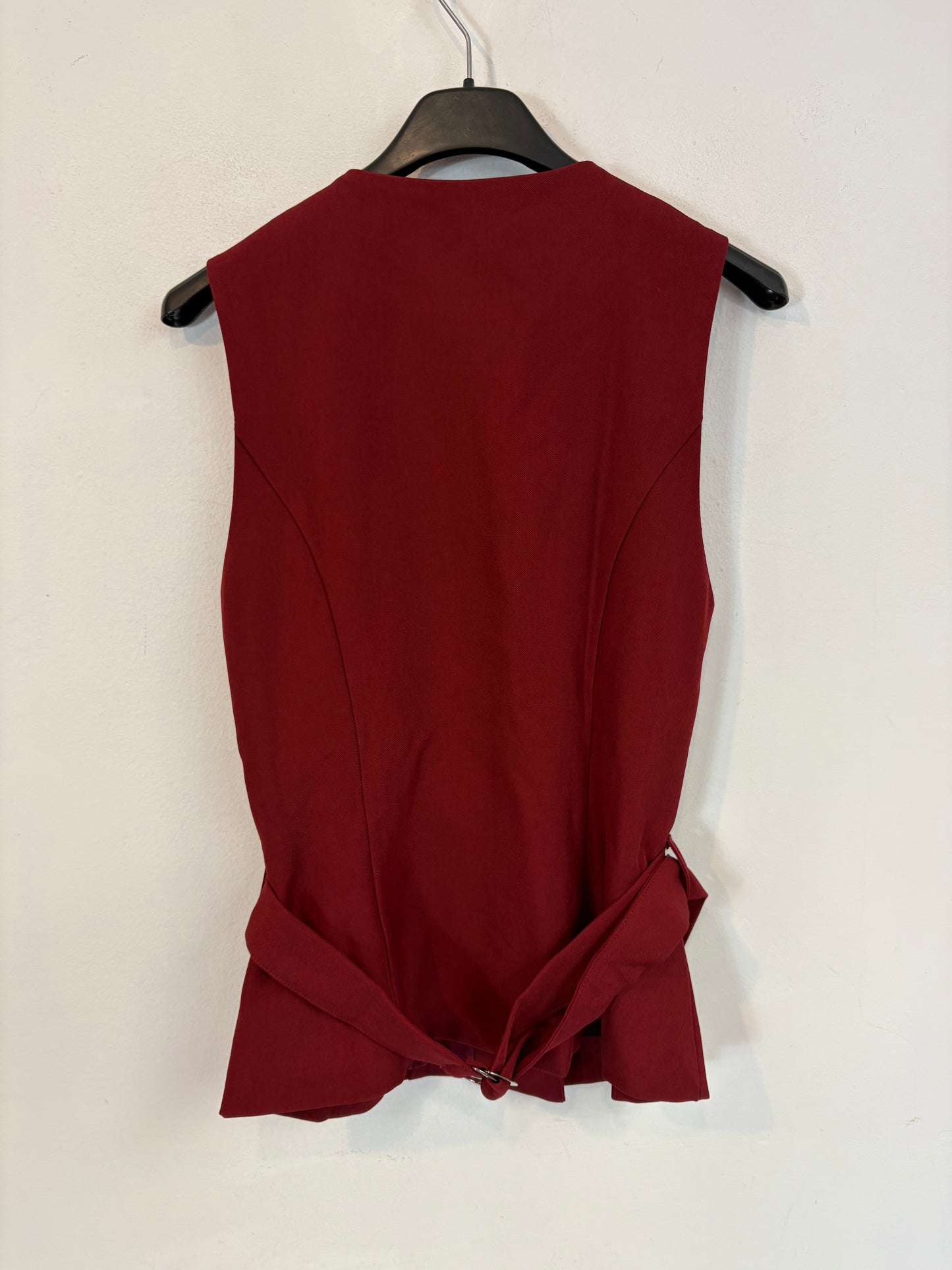 Chaleco burdeos abotonado