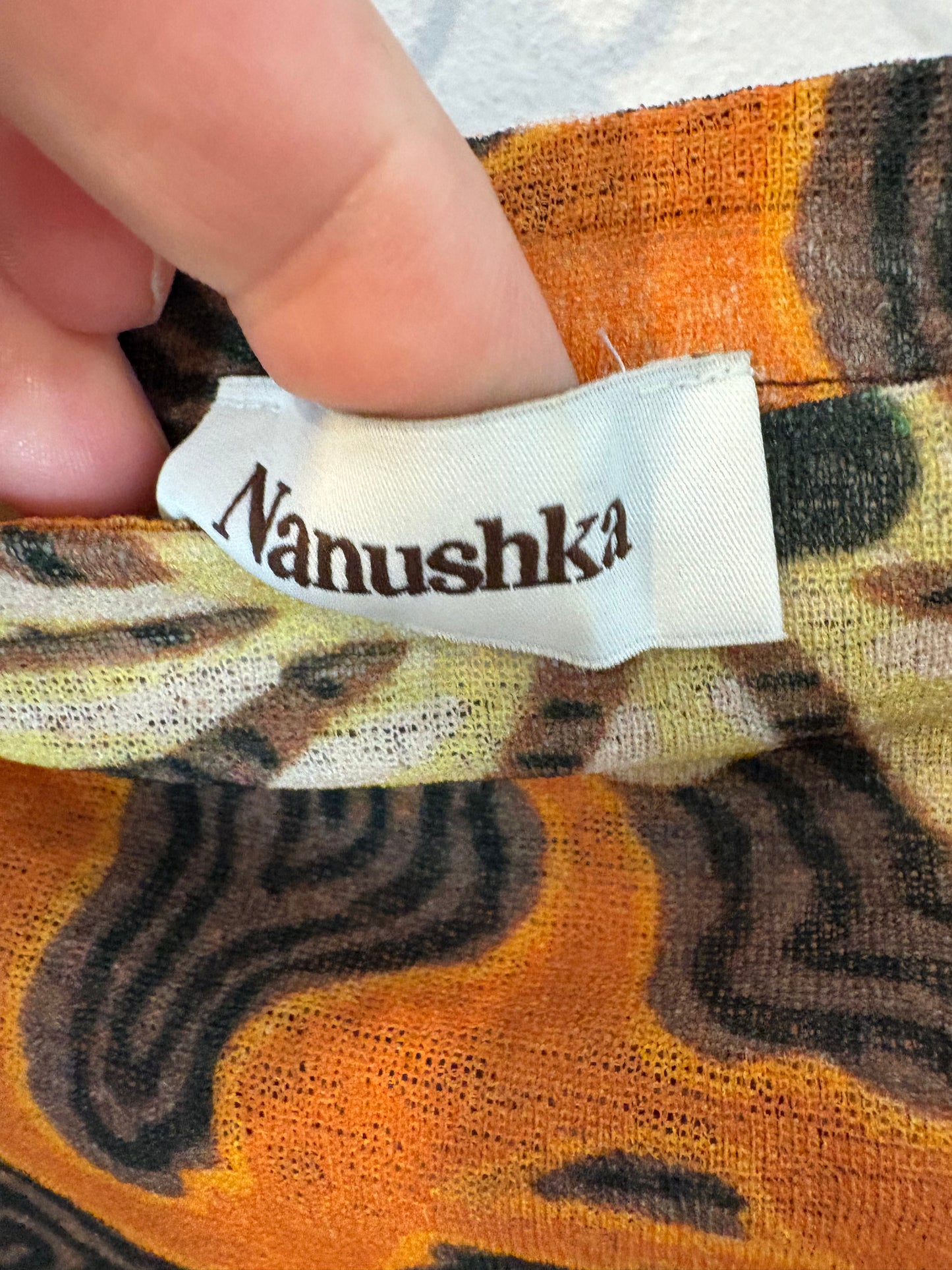 NANUSHKA. Falda midi estampada elástica