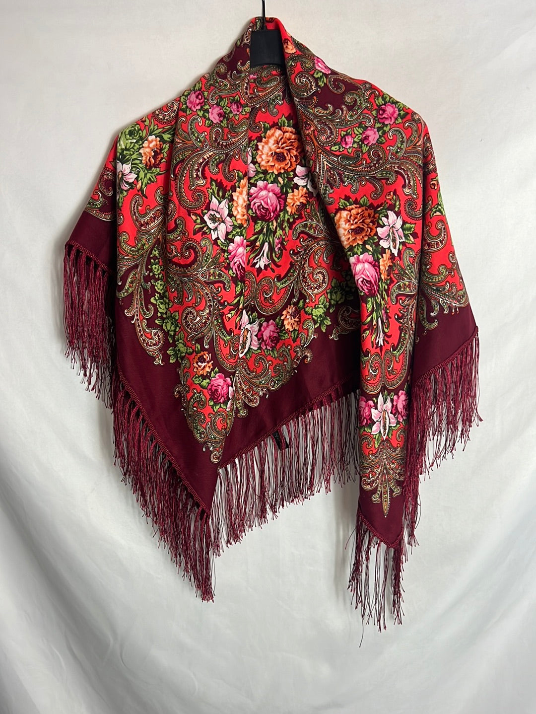 OTRAS. Pañuelo burdeos estampado flecos