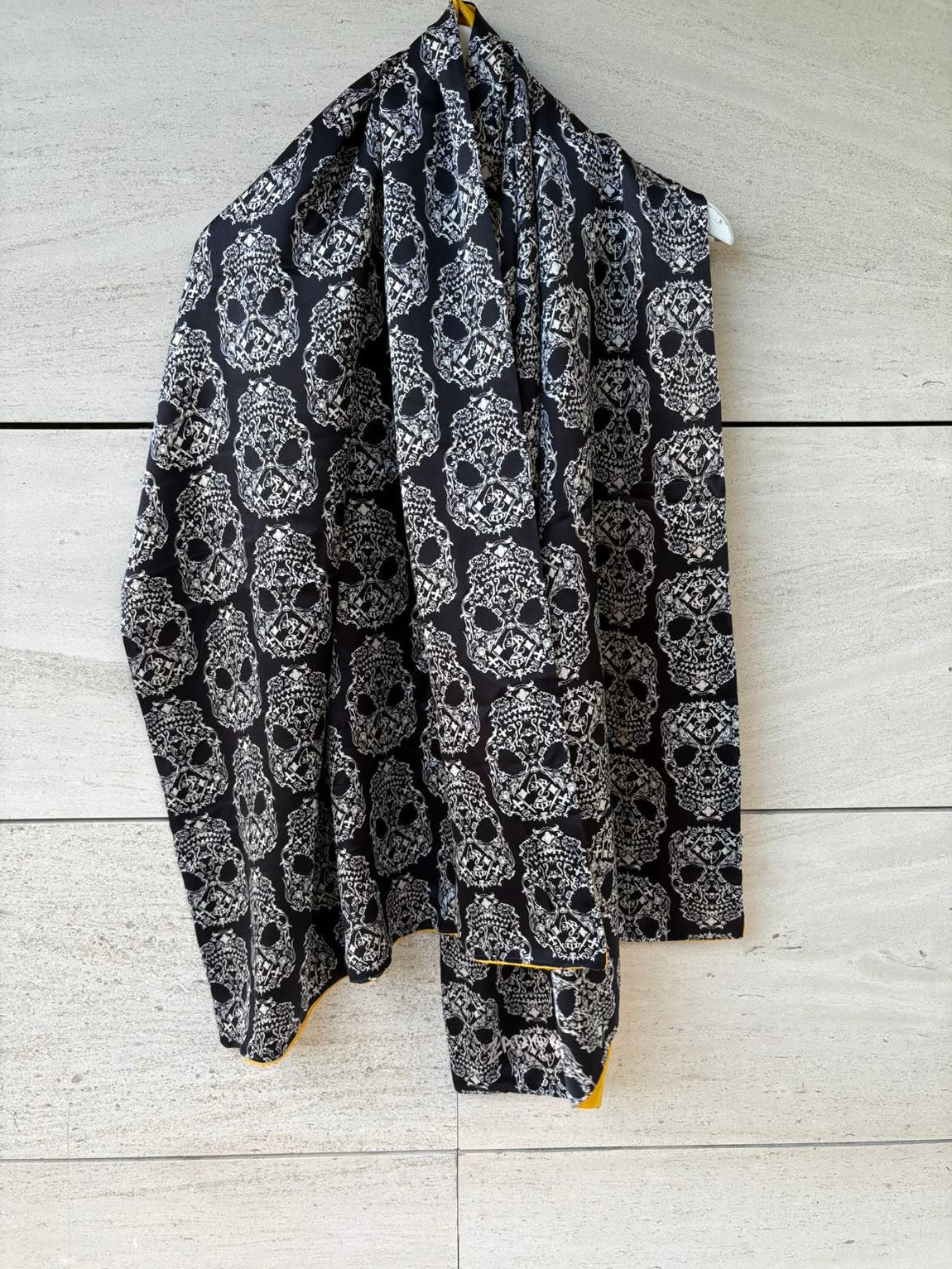 ALEXANDER McQUEEN. Pañuelo con cashmere calaveras