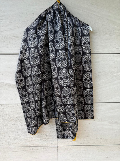 ALEXANDER McQUEEN. Pañuelo con cashmere calaveras