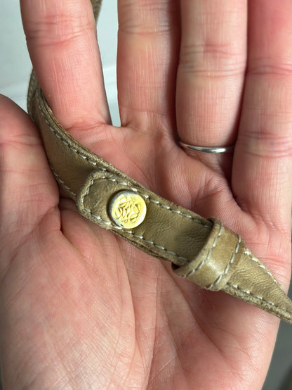 OTRAS. Bolso beige piel logo