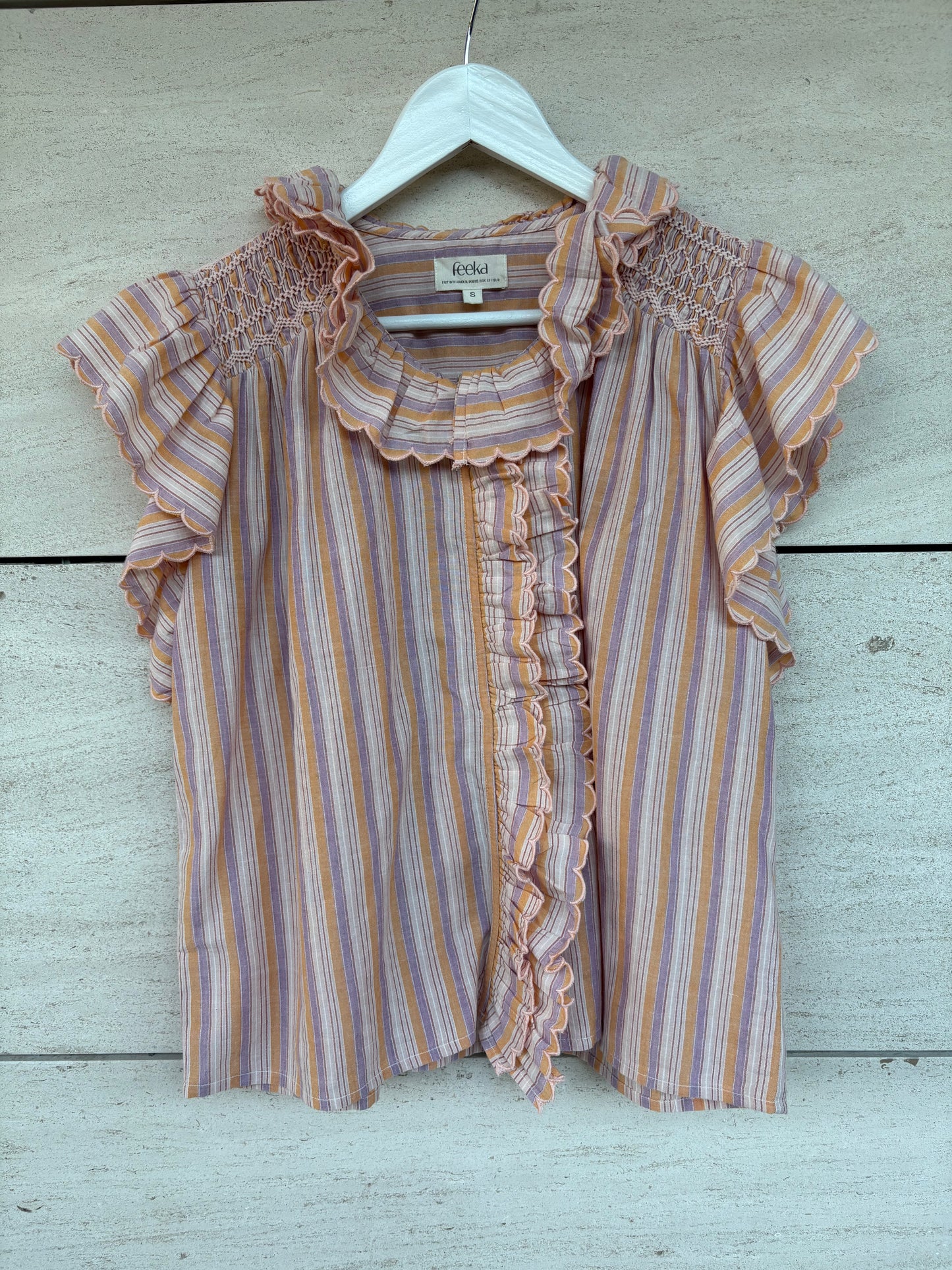 FEEKA. Blusa rayas y volante