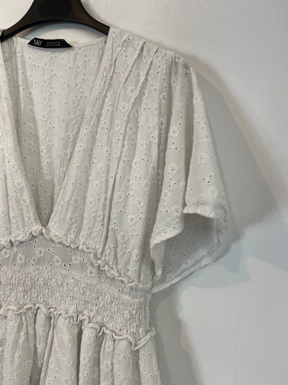 ZARA. Vestido blanco troquelado T.m