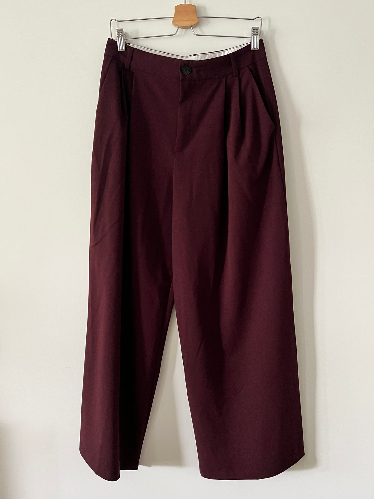 ZARA. Pantalón ancho burdeos pinzas