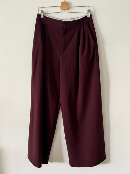 ZARA. Pantalón ancho burdeos pinzas
