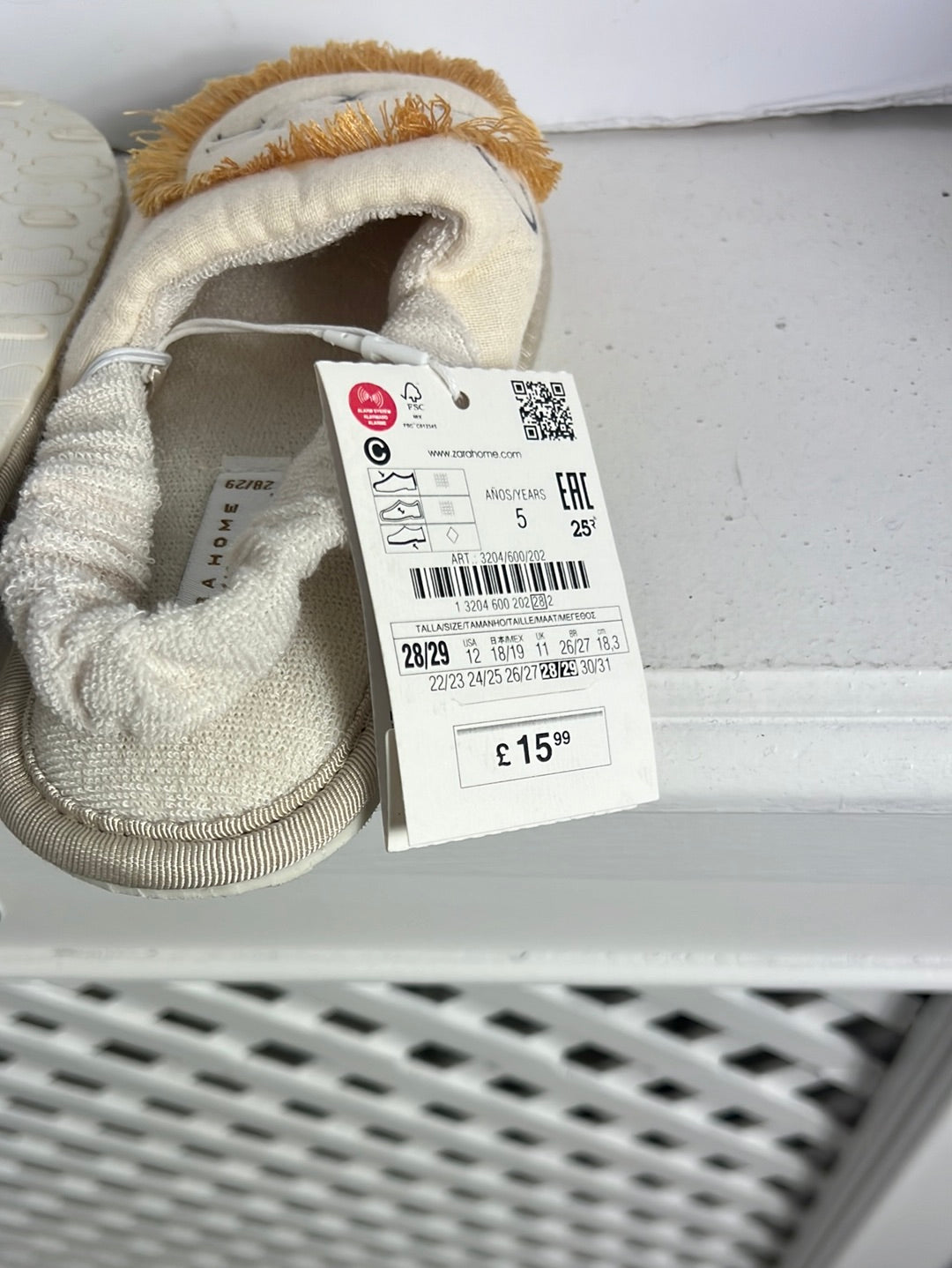 ZARA. Zapatillas acolchadas leon. T 28/29