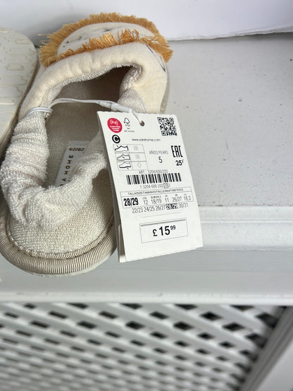 ZARA. Zapatillas acolchadas leon. T 28/29