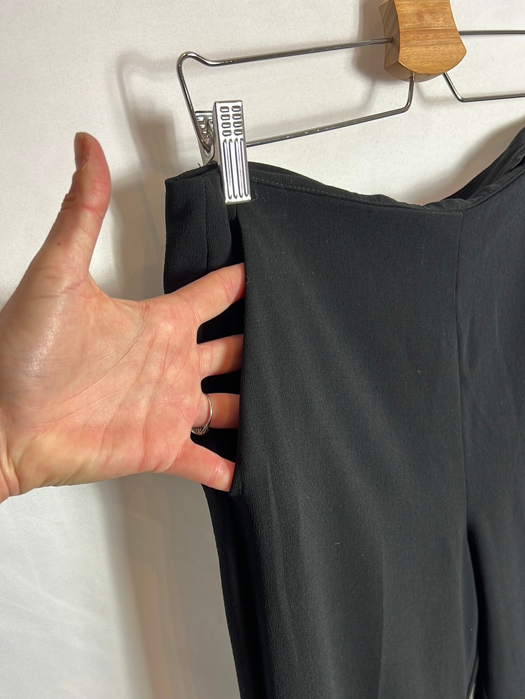 MANGO. Pantalones a negro pata ancha aperturas. T 40