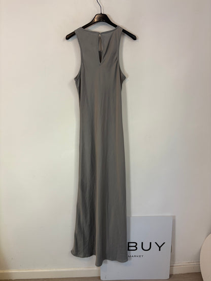 Vestido largo gris satinado
