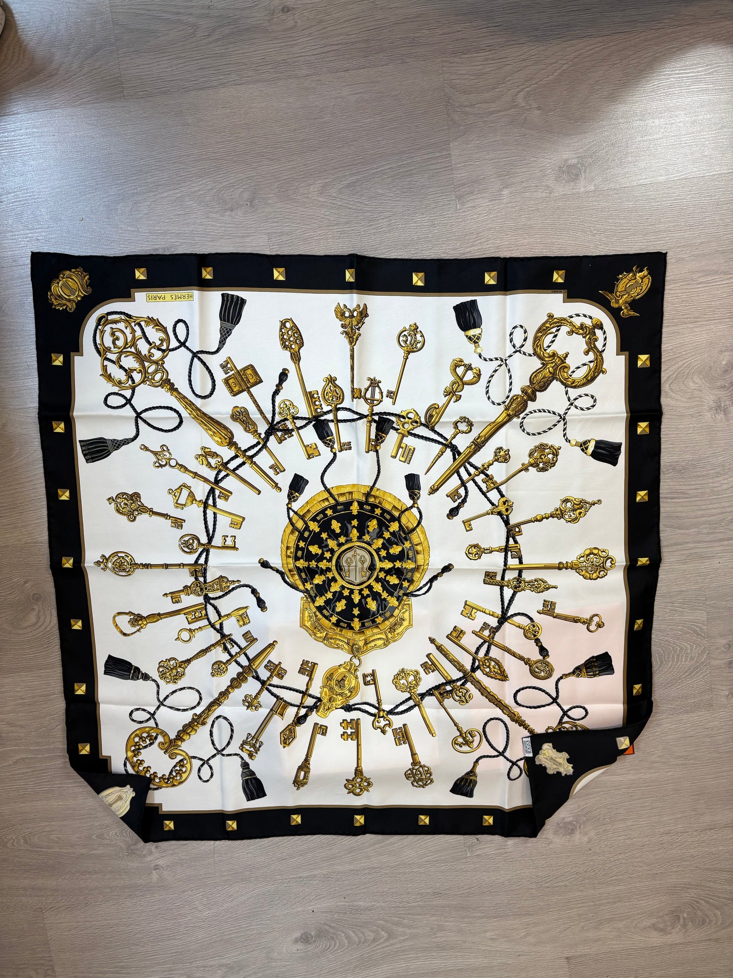 HERMÉS. Pañuelo seda estampado