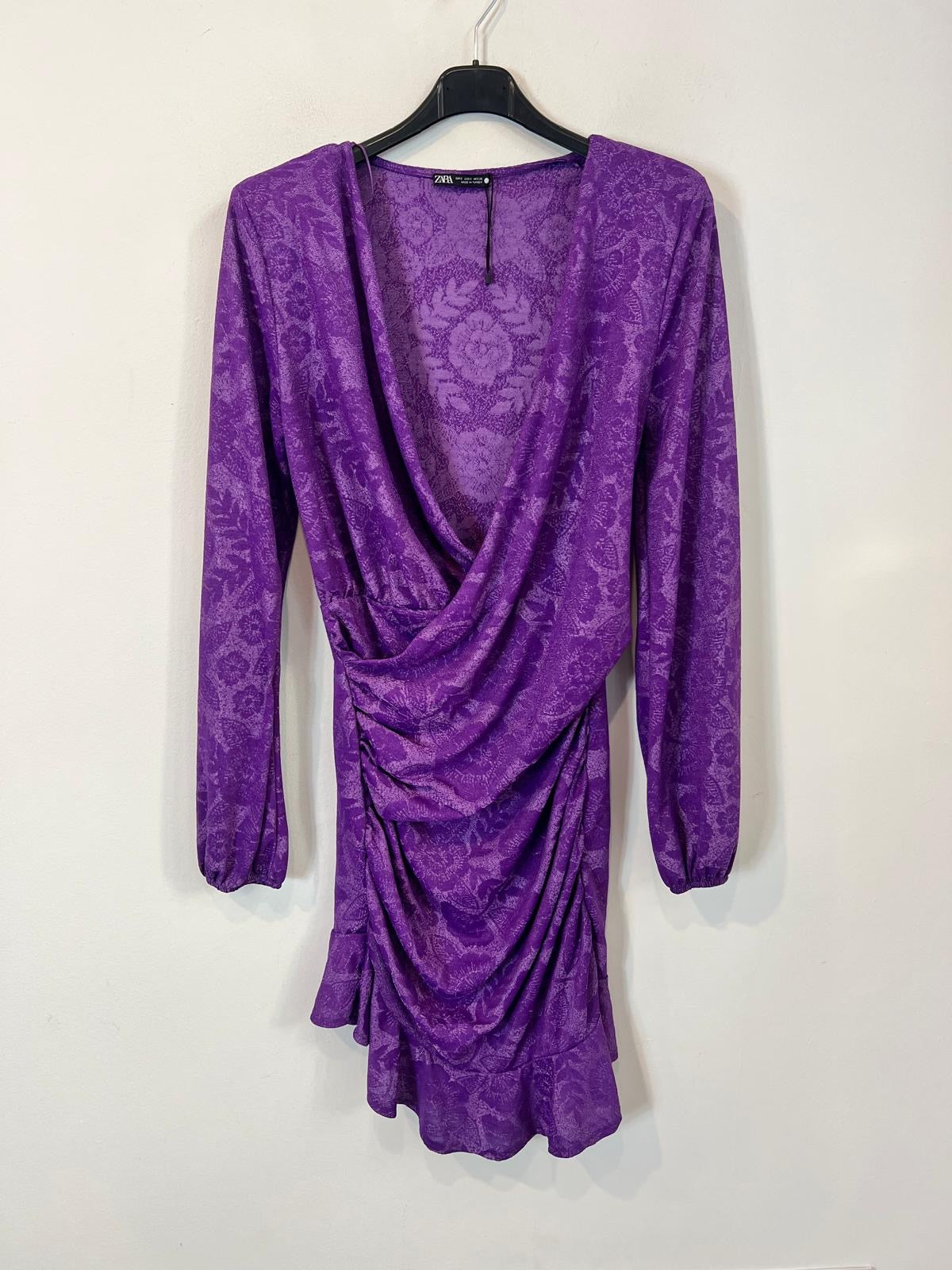 ZARA. Vestido fruncido flores moradas