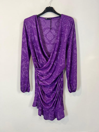 ZARA. Vestido fruncido flores moradas