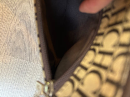 CAROLINA HERRERA. Bolso tela anagrama asa regulable