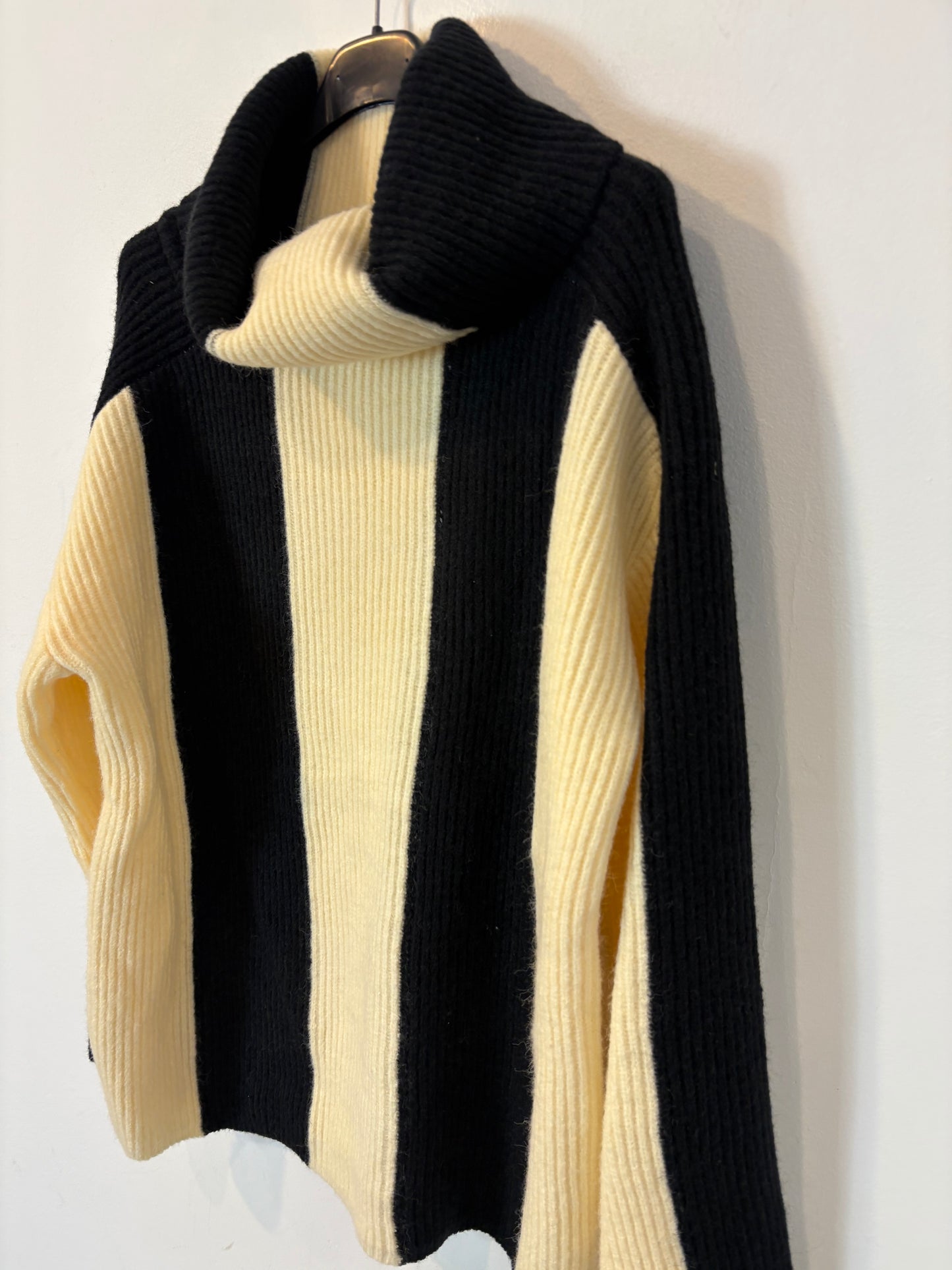 WILD PONY. Jersey bicolor cuello vuelto