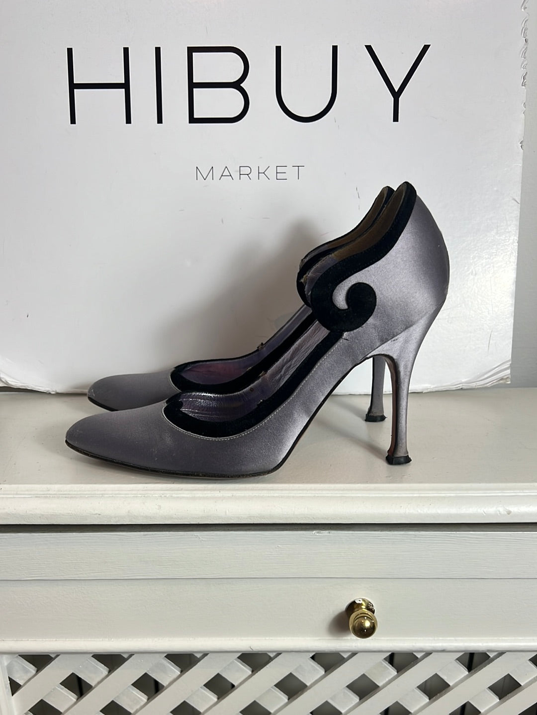 MANOLO BLAHNIK. Stilettos morados detalle en negro. T 39.5