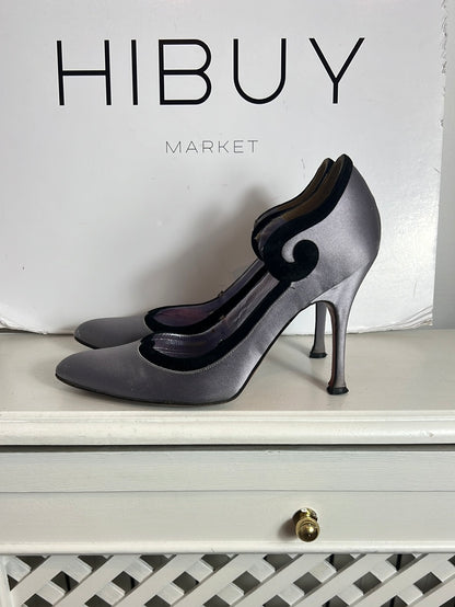 MANOLO BLAHNIK. Stilettos morados detalle en negro. T 39.5