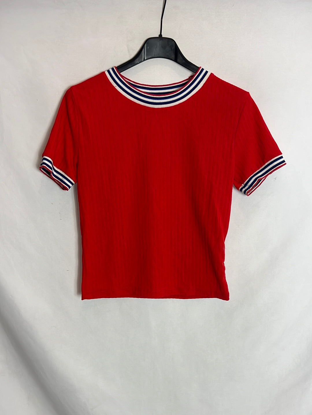 BERSHKA. Top rojo canalé T.m