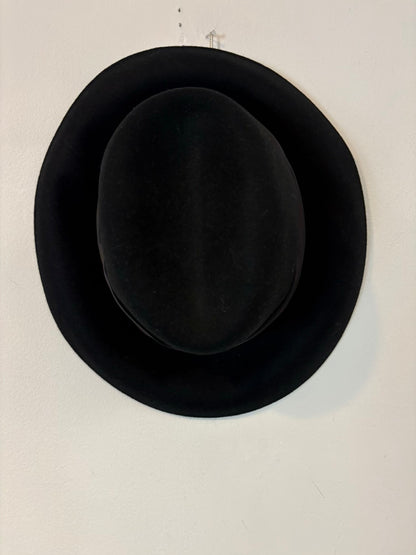 UTERQÜE. Sombrero negro lana lazo raso