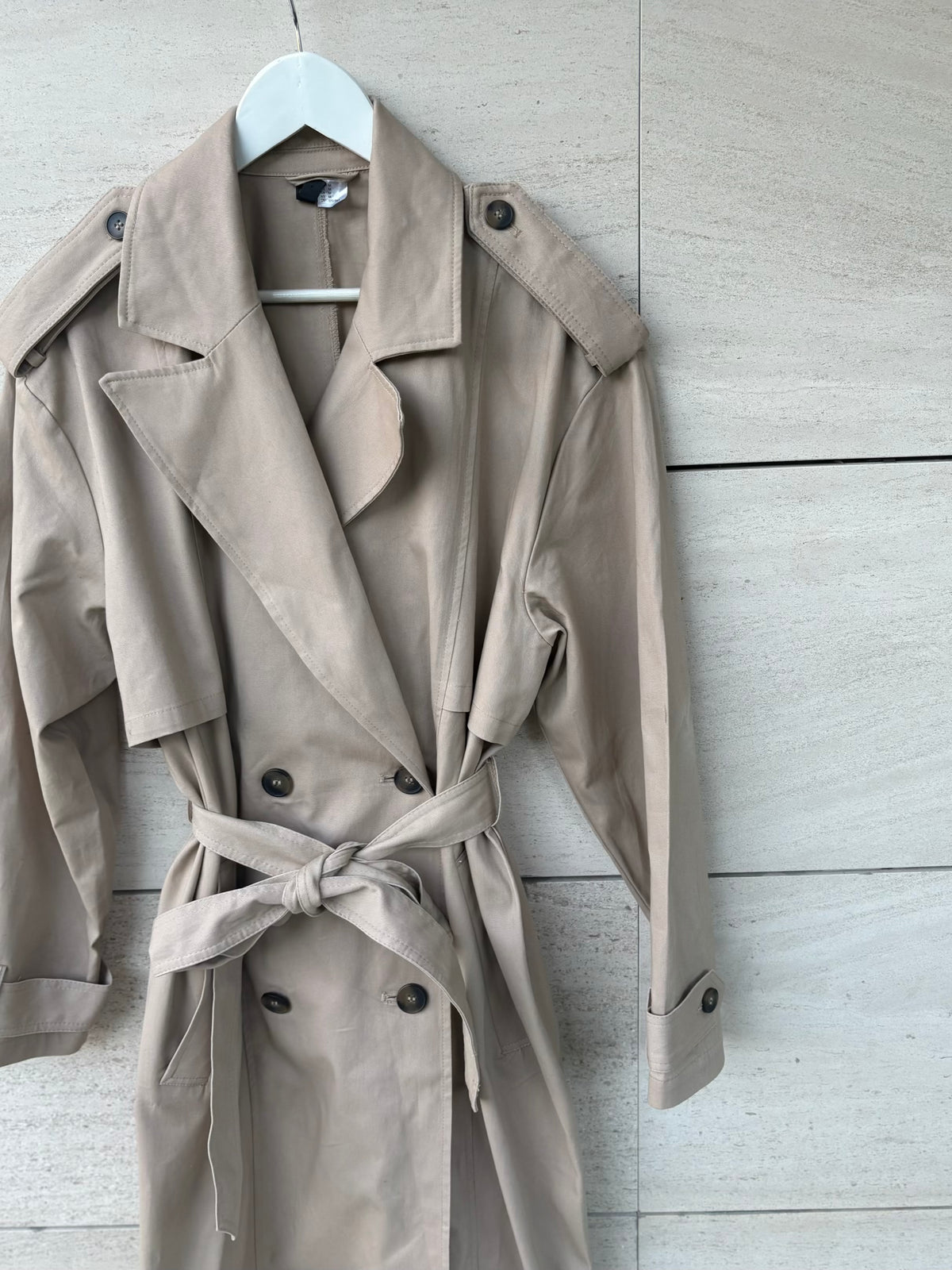 H&M. Gabardina larga beige