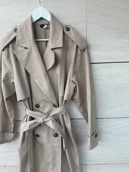 H&M. Gabardina larga beige