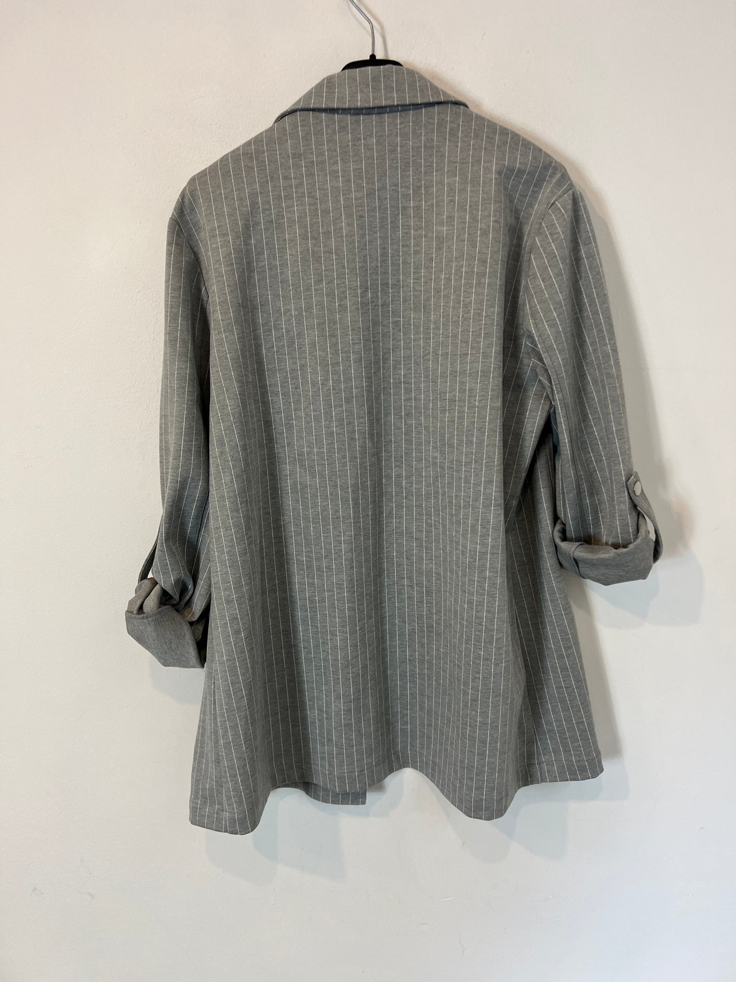 PINK WOMAN. Pinstriped gray blazer. T s