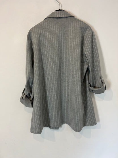 PINK WOMAN. Pinstriped gray blazer. T s