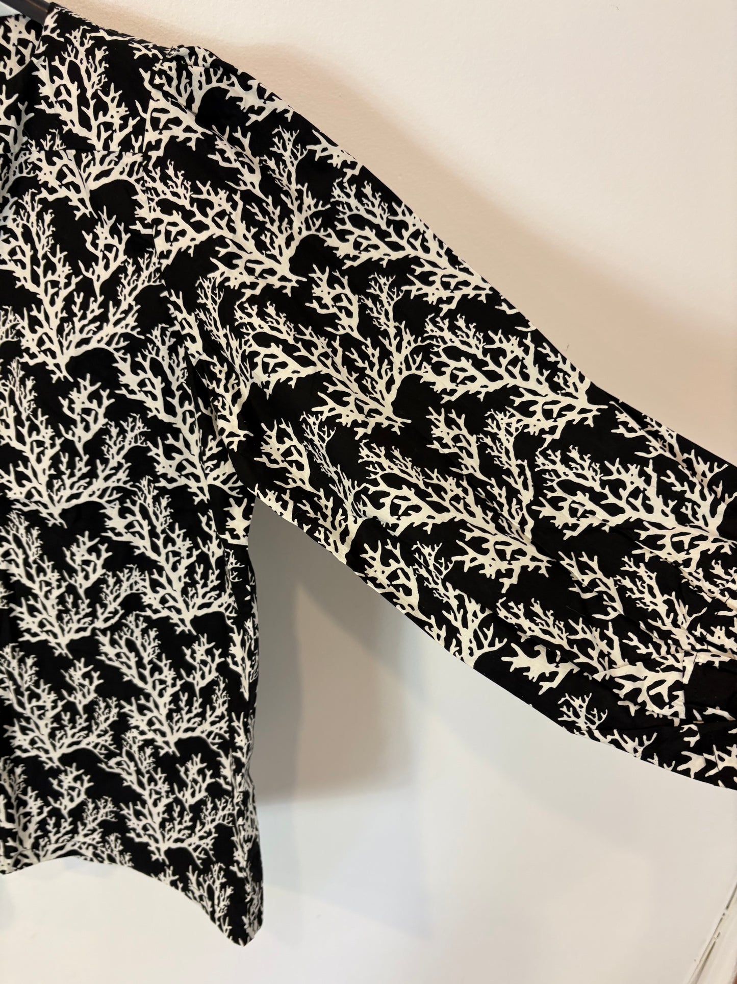 SOEUR. Blusa negra corales