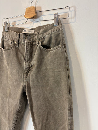 ZARA. Pantalón denim marrón