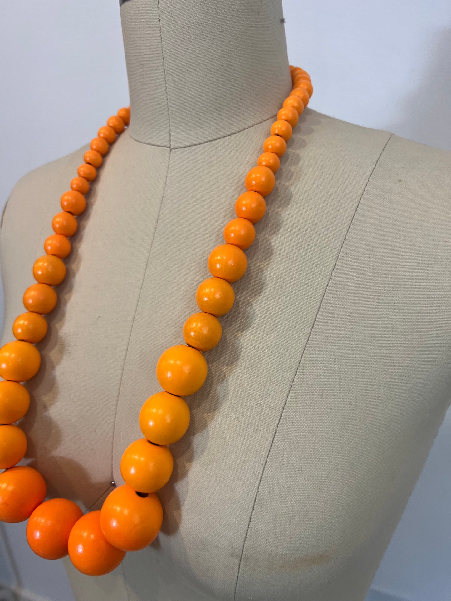 OTRAS. Collar bolas color mandarina