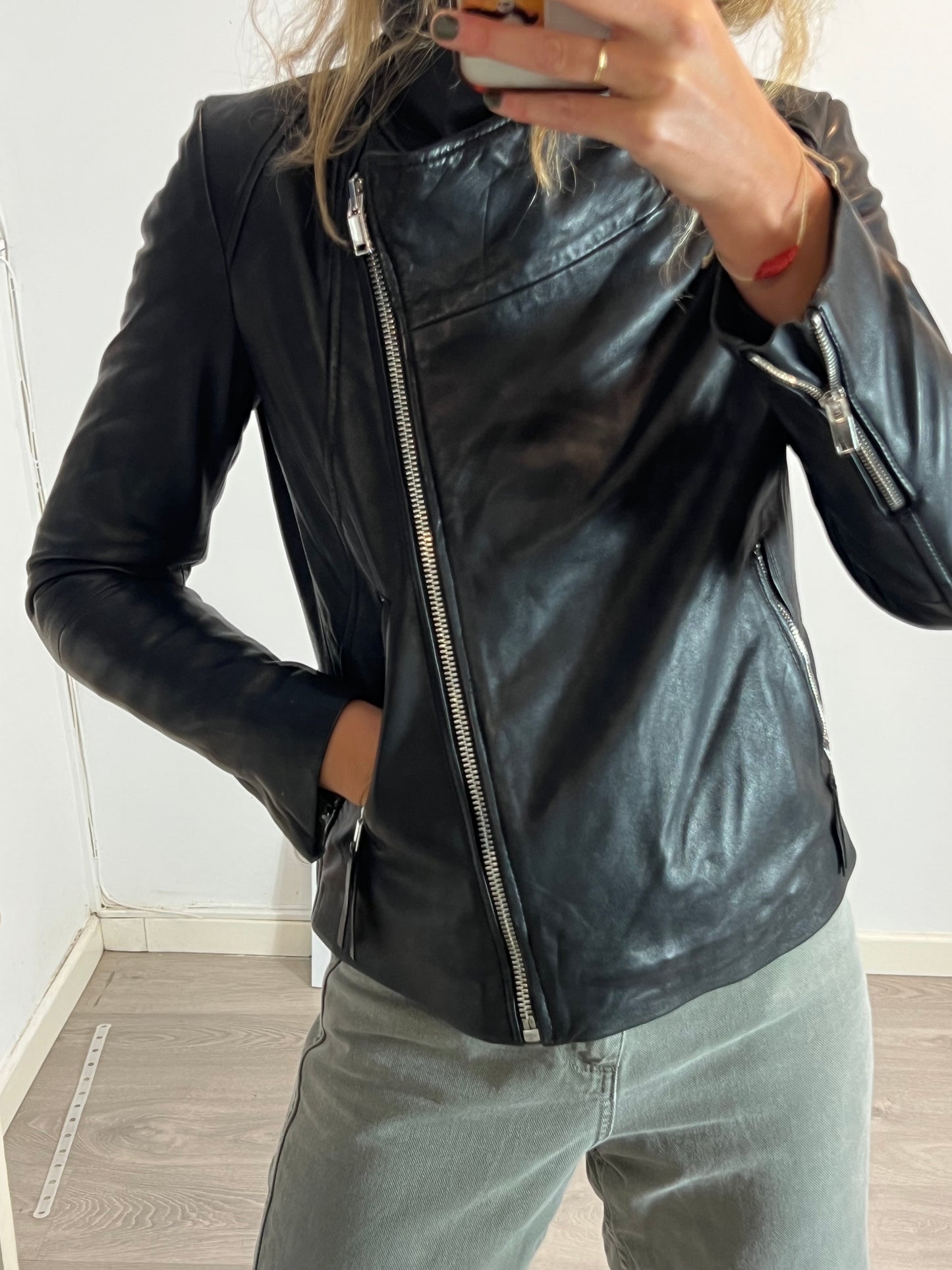 MANGO. cazadora negra piel T.m