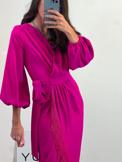 CAYMAA CLOSET. Vestido midi cruzado flecos