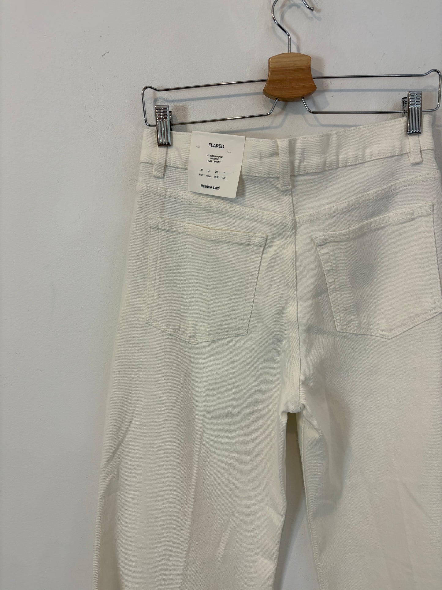MASSIMO DUTTI. Denim blanco pata ancha