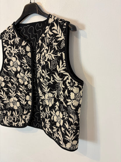 OTRAS. Chaleco negro bordados