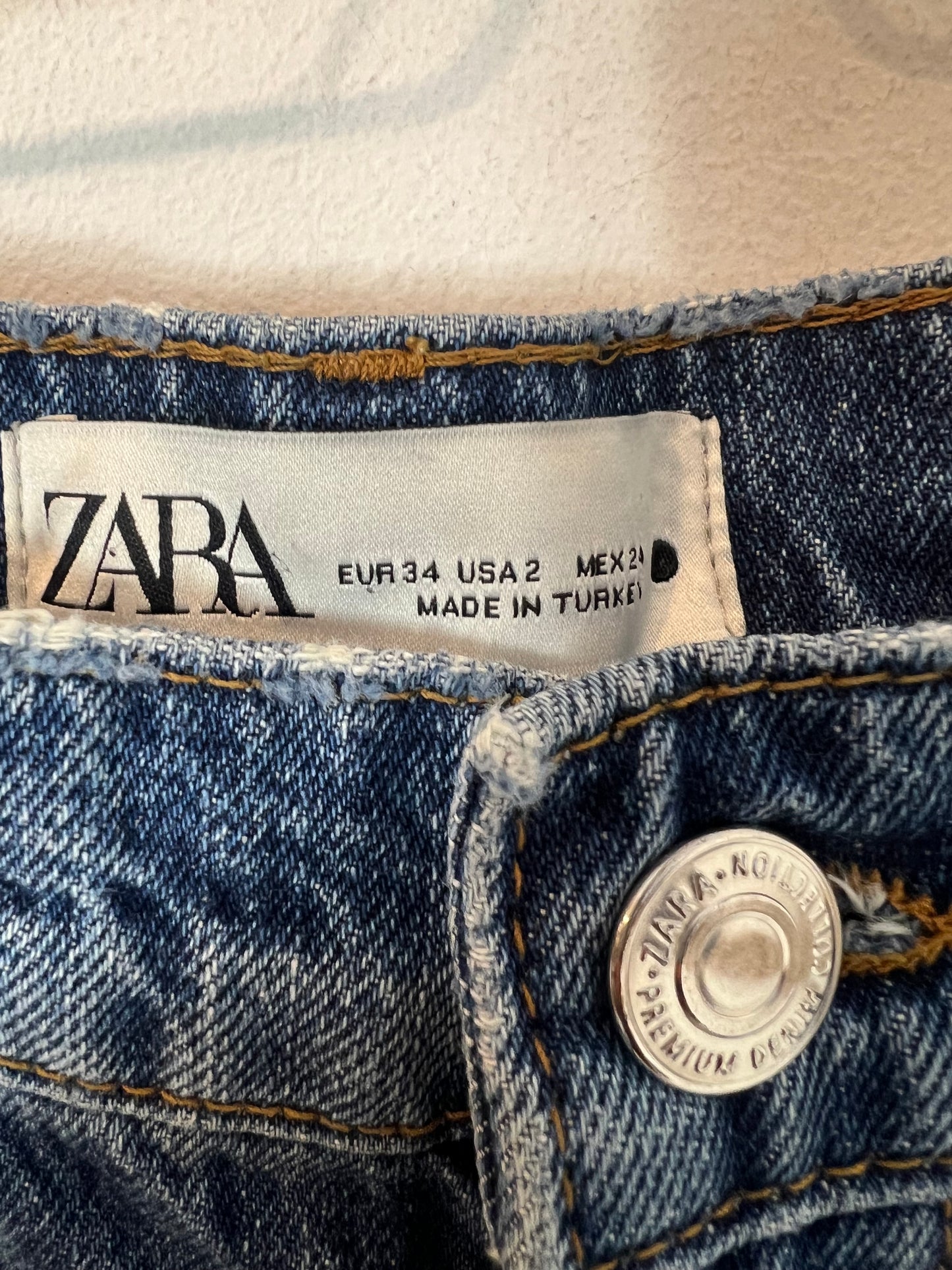 ZARA. Denim recto lavado medio desflecado. T 34